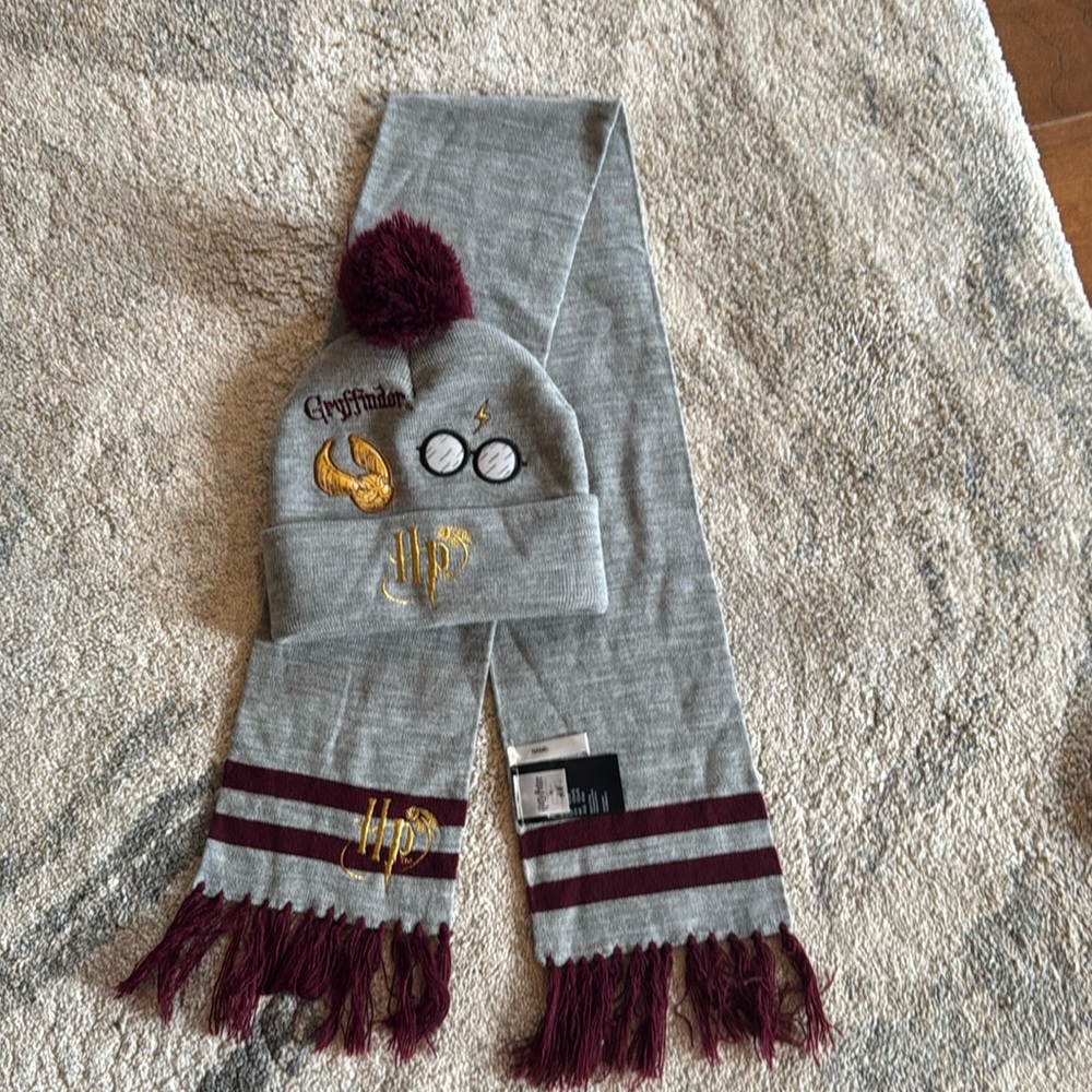 H&M Harry Potter scarf and hat 8 yrs old